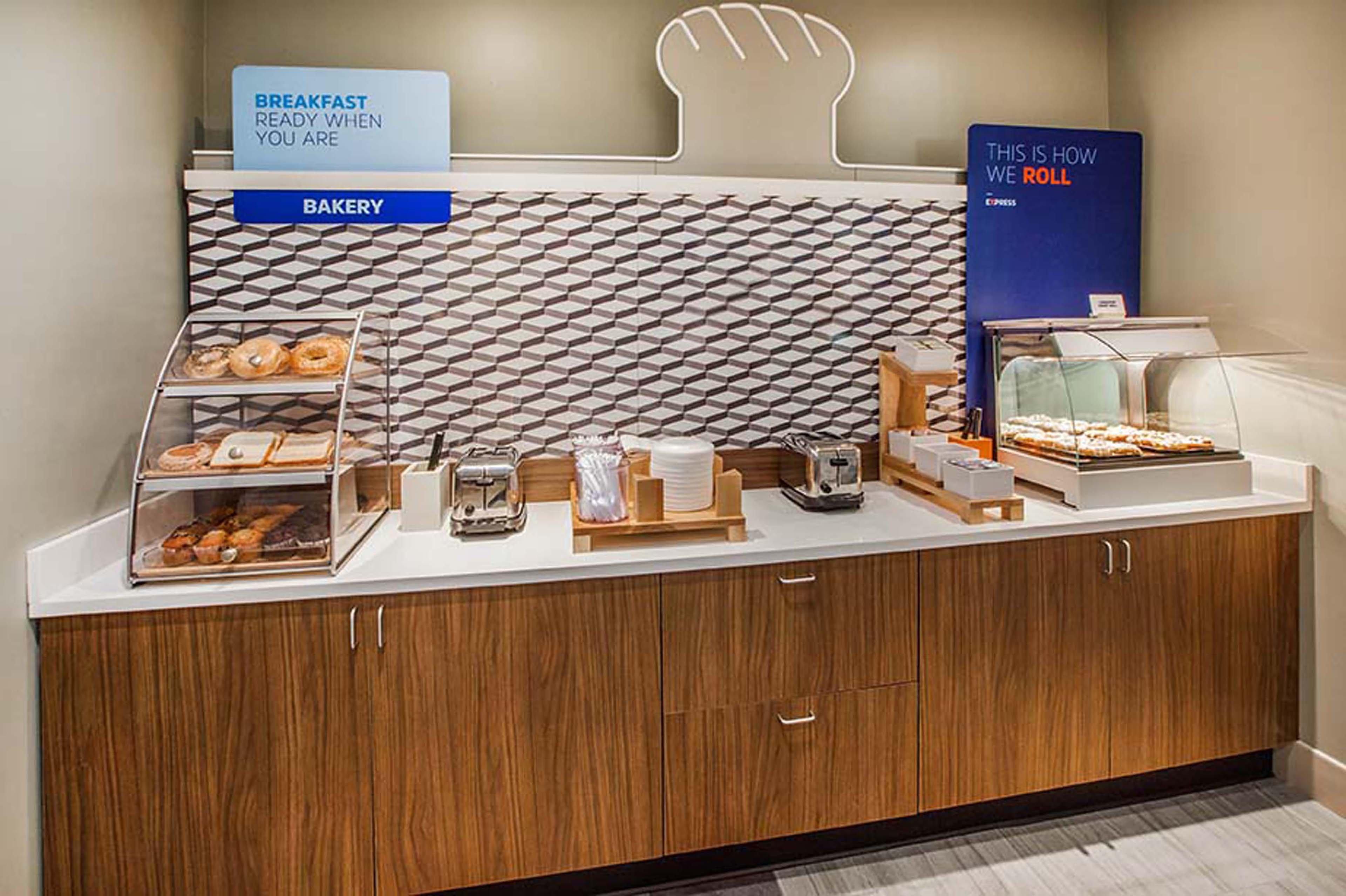 Holiday Inn Express & Suites Alexandria, An Ihg Hotel Екстериор снимка