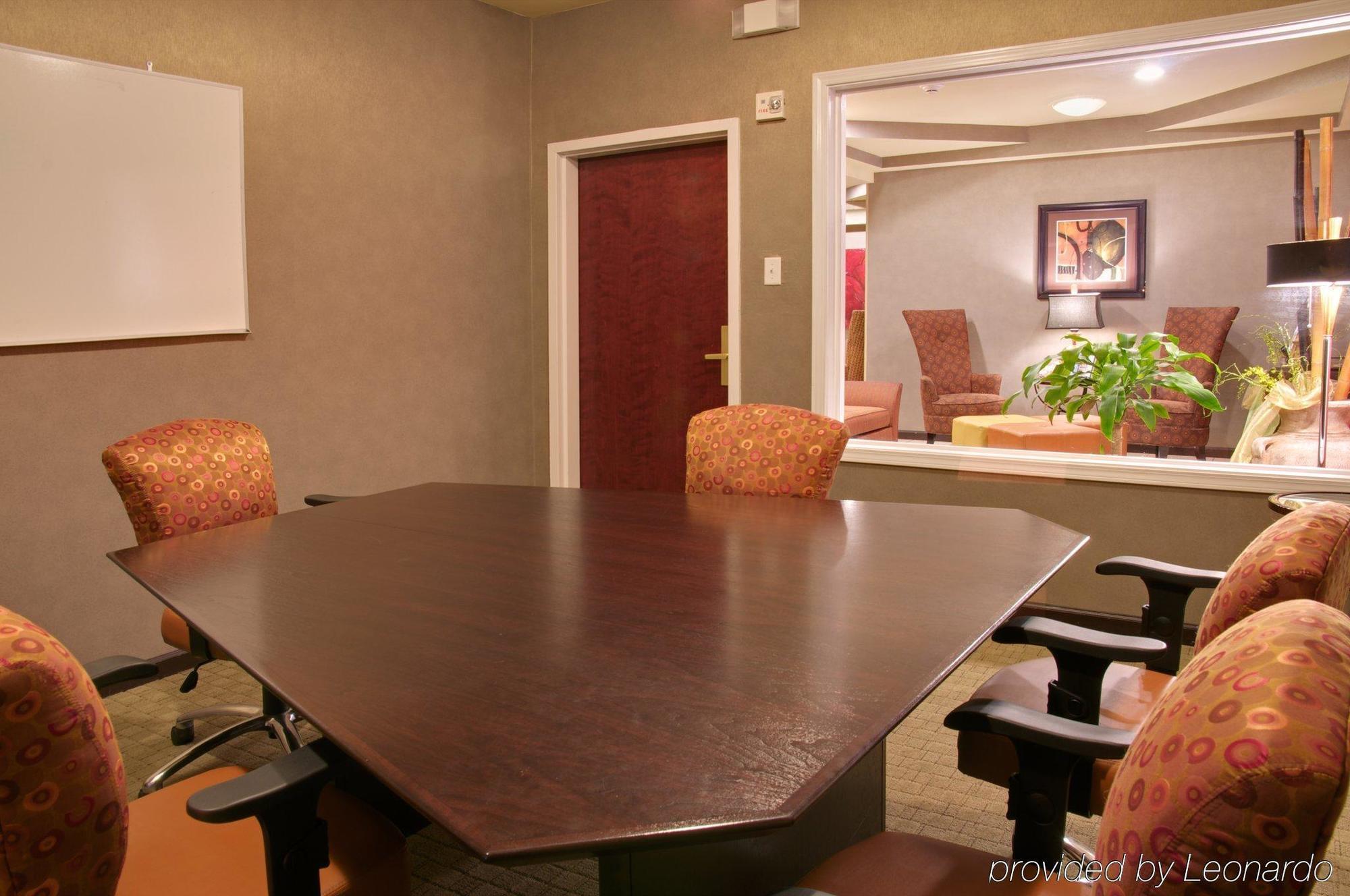 Holiday Inn Express & Suites Alexandria, An Ihg Hotel Съоръжения снимка