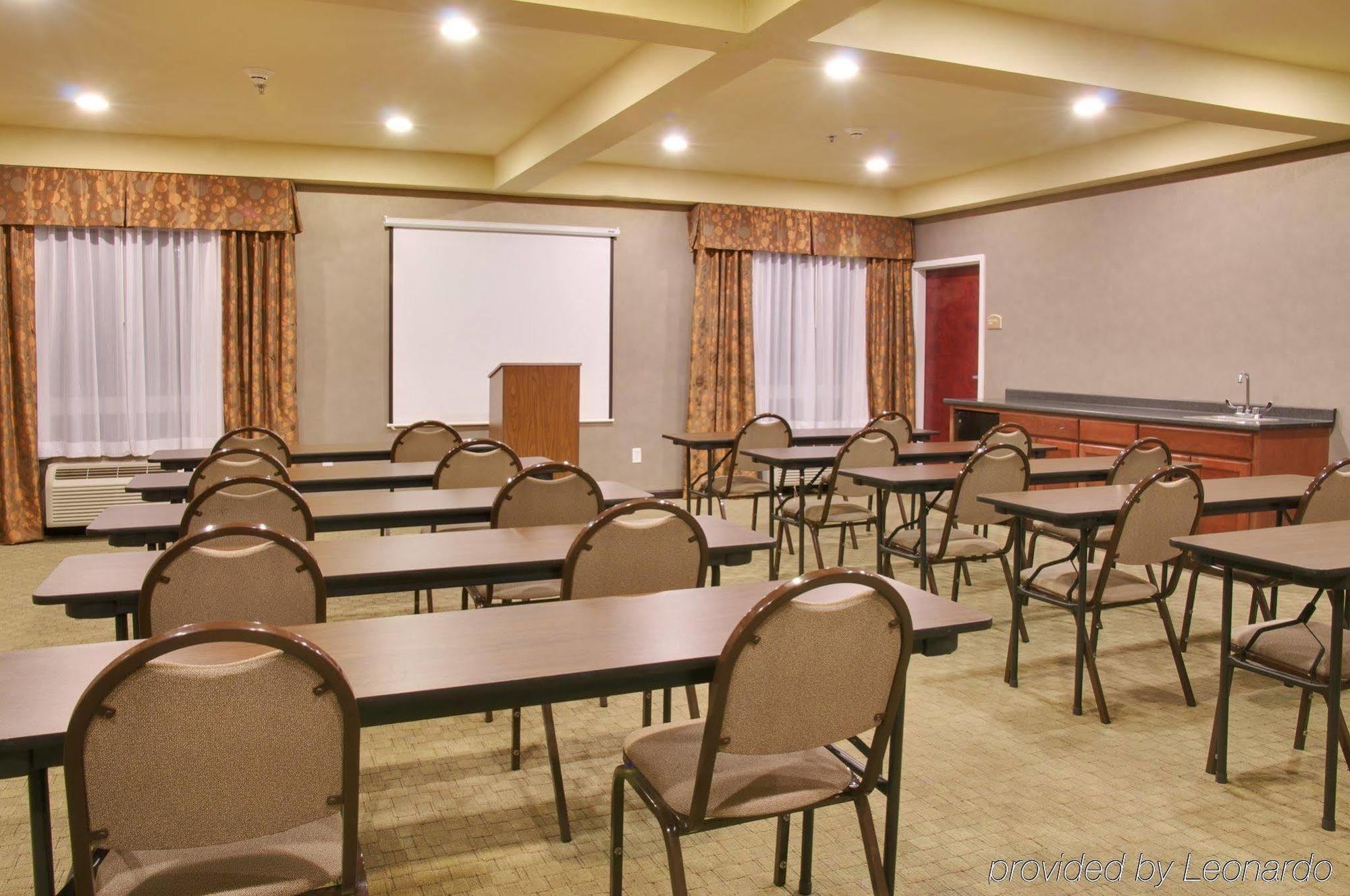 Holiday Inn Express & Suites Alexandria, An Ihg Hotel Съоръжения снимка